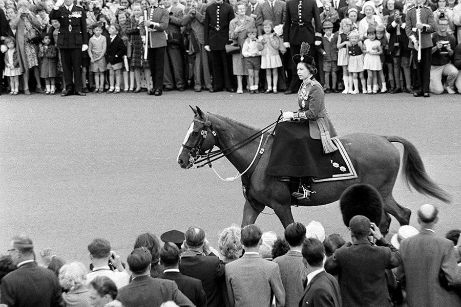 Queen Elizabeth takes part in the annual Trooping the Color ceremony in London on June 13, 1964. Queen Elizabeth, who inherited the throne at age 25 in 1952 and became Britain’s longest-serving monarch, died on Sept. 8, 2022. She was 96. (Carl T. Gossett Jr./The New York Times)