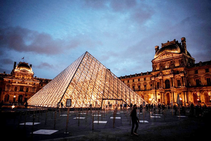 French Culture Minister Rima Abdul Malak said on Saturday, the Louvre Pyramid would going dark at 11:00 pm instead of 1:00 am
Image: Stephene De Sakutin / AFP