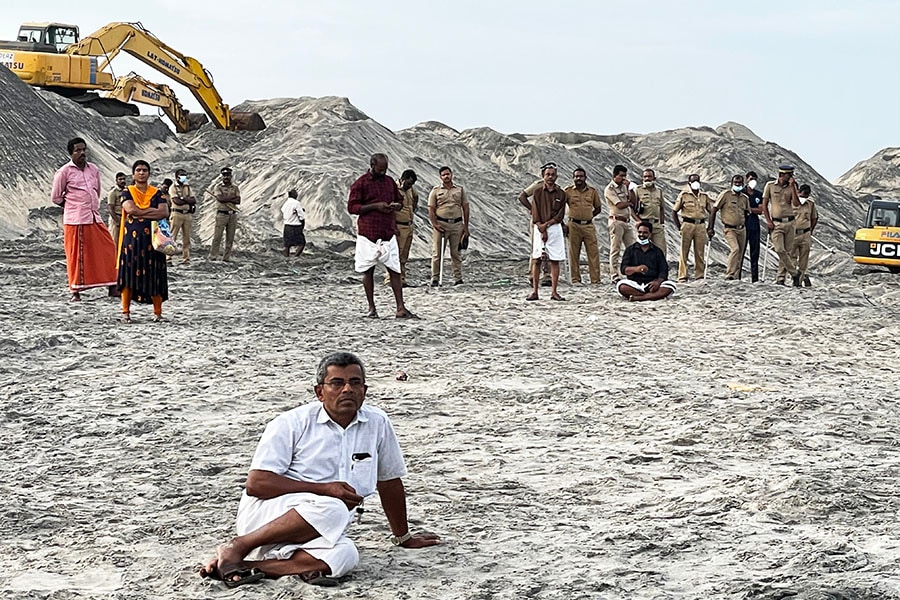 Satyagriha protests against mining of valuable 'black sand' at Tottappally Spillway Estuary led by Bhaskaran Bhadran have continued for over a year. Led by Bhaskaran Bhadran, over 100 local people participated to mark the festival of Onam. Image: Sumaira Abdulali, June 2022