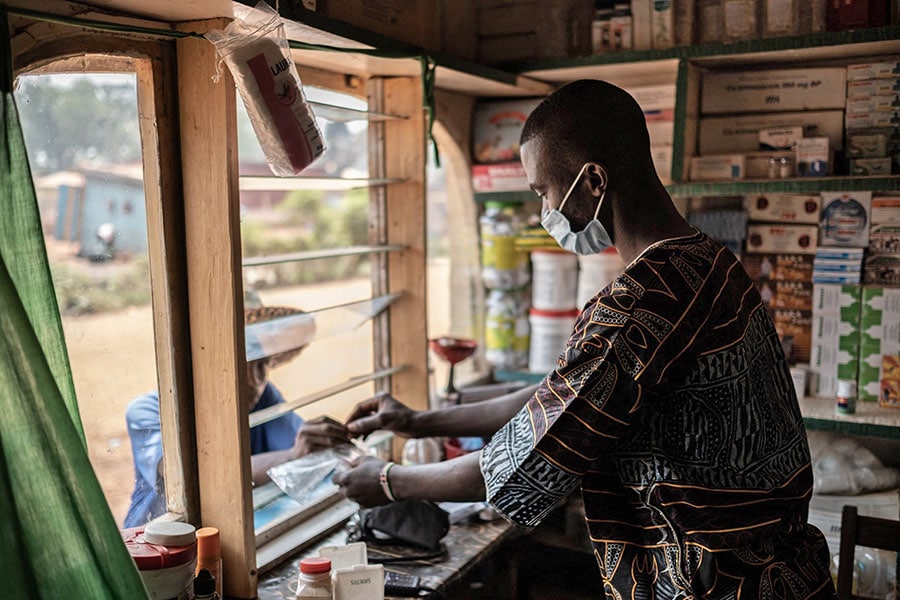 In the impoverished CAR, doctas at unlicensed pharmacies are widely appreciated for providing a rough-and-ready safety net for health.
Image: Barbara Debout / AFP 