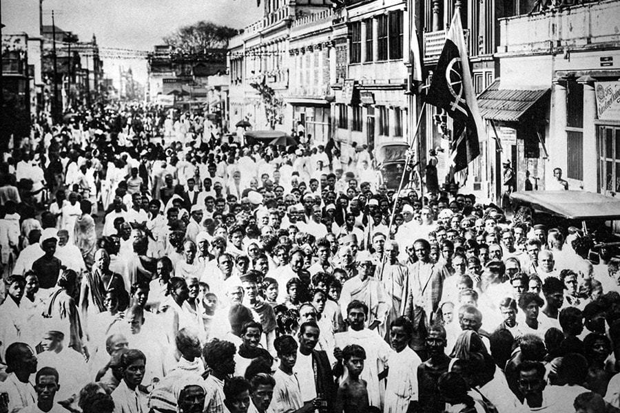 Women spread the message of using khadi (homespun cloth), using charkhas and boycotting British-made textiles during the non-cooperation movement. Image: Gamma-Keystone/Getty Images