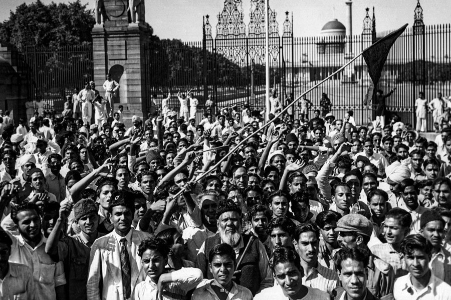 Women spread the message of using khadi (homespun cloth), using charkhas and boycotting British-made textiles during the non-cooperation movement. Image: Gamma-Keystone/Getty Images