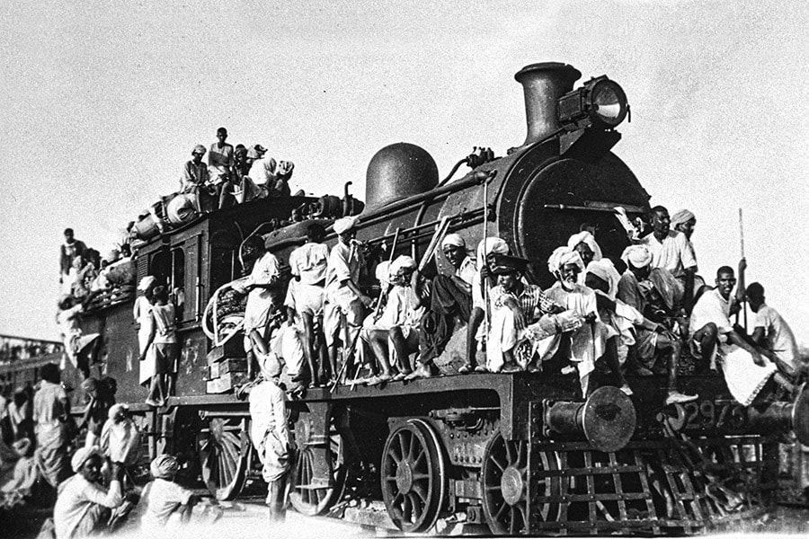 Women spread the message of using khadi (homespun cloth), using charkhas and boycotting British-made textiles during the non-cooperation movement. Image: Gamma-Keystone/Getty Images