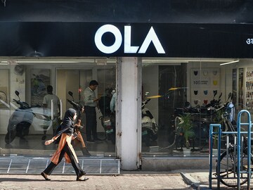 Morning Buzz: Carmakers, dealers offer huge discounts on EV vehicles, India set to launch offshore mineral auction and more