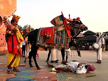 Photo of the day: Surrendering to traditions