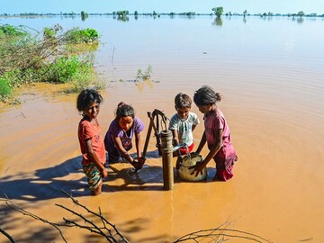 Photo of the day: Searching for water in monsoon floods