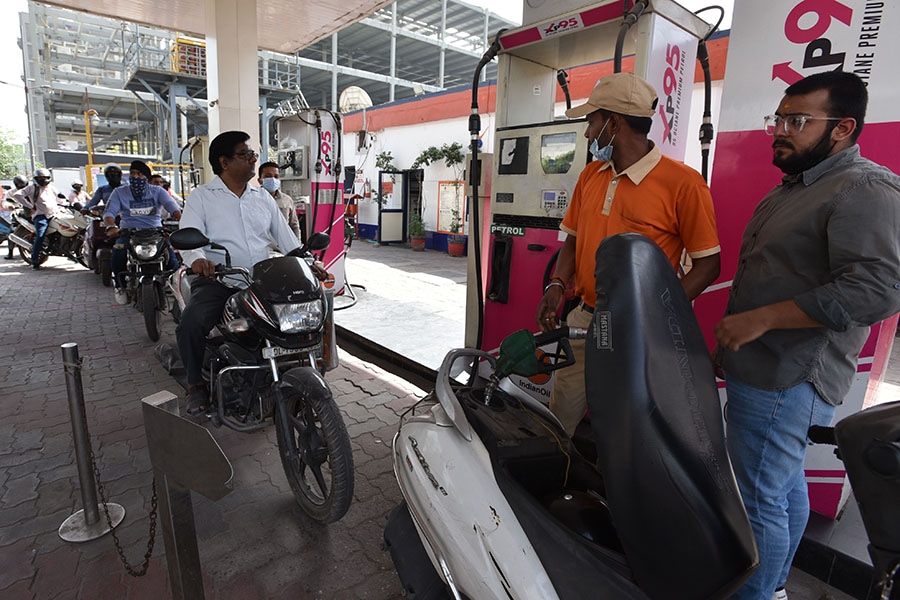 Analysts are pricing in hefty profit increases for Indian Oil, Bharat Petroleum and Hindustan Petroleum due to increase in blended margins of Rs 8-9 per litre of fuel up from Rs 3.
Image: Sonu Mehta/Hindustan Times via Getty Images