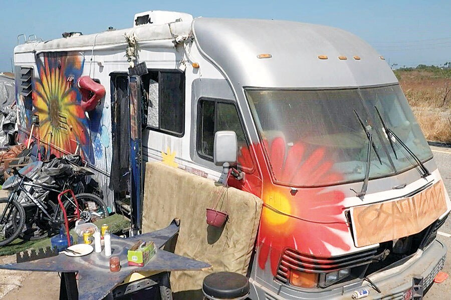 RVs and trailers, once a symbol of carefree living by the ocean, increasingly reflect a less glamorous slice of life in the Golden State: a housing crisis.
Image: Gilles Clarenne / AFPTV / AFP