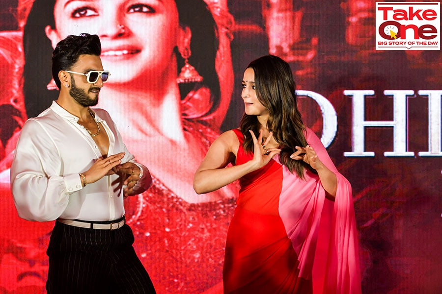 Bollywood actress Alia Bhatt (R), and actor Ranveer Singh (L) pose for a photo session during a press conference ahead of the 