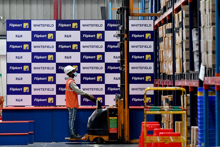 
(File photo) A worker at Flipkart stores items inside its fulfilment centre on the outskirts of Bengaluru, India, September 23, 2021. Image: REUTERS/Samuel Rajkumar