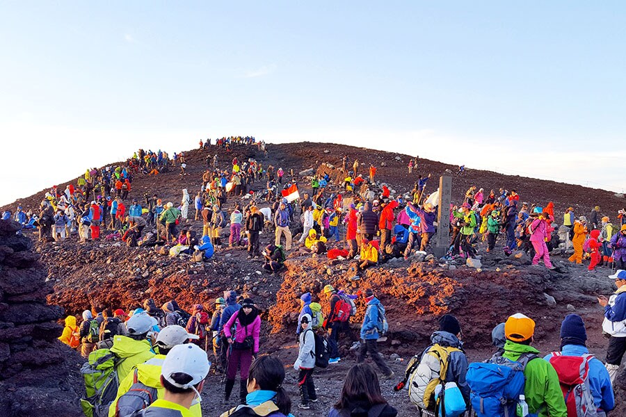 Japanese officials call for Mount Fuji crowd control