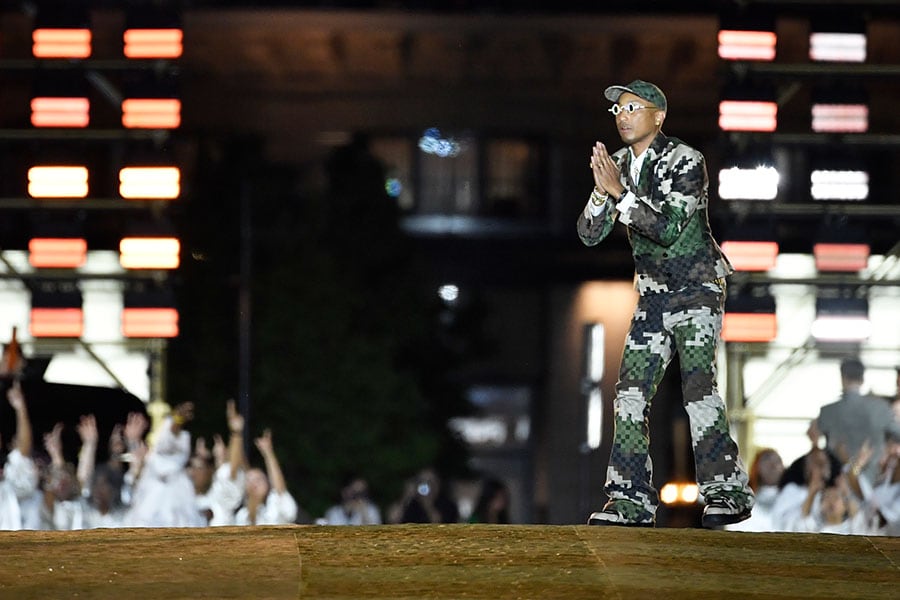 US Louis Vuitton' fashion designer and singer Pharrell Williams acknowledges the audience at the end of the Louis Vuitton Menswear Spring-Summer 2024 show as part of the Paris Fashion Week on the Pont Neuf, central Paris, on June 20, 2023.
Image: Julien De Rosa / AFP©