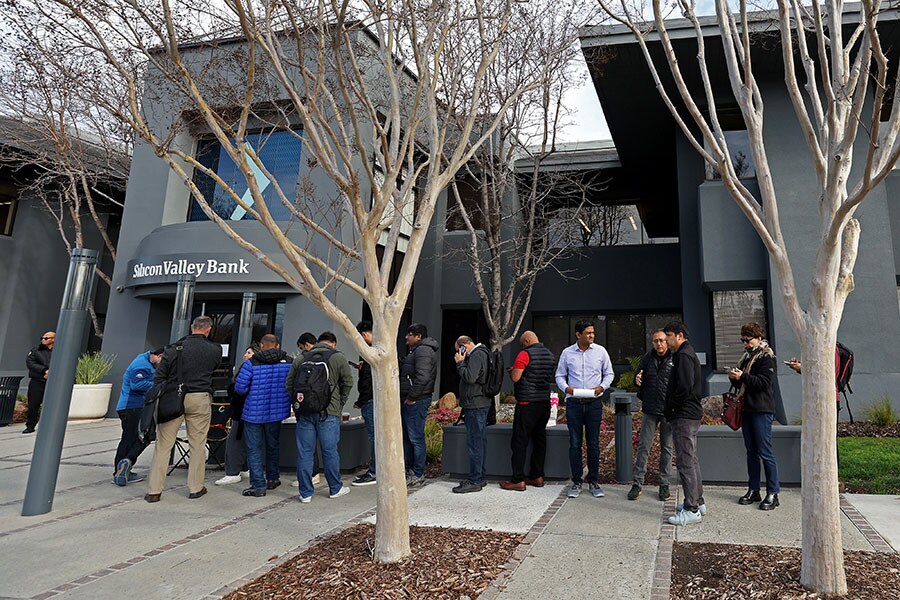 People line up outside of a Silicon Valley Bank office on March 13, 2023 in Santa Clara, California. Days after Silicon Valley Bank collapsed, customers are lining up to try and retrieve their funds from the failed bank. The Silicon Valley Bank failure is the second largest in U.S. history.
Image: Justin Sullivan/Getty Images
