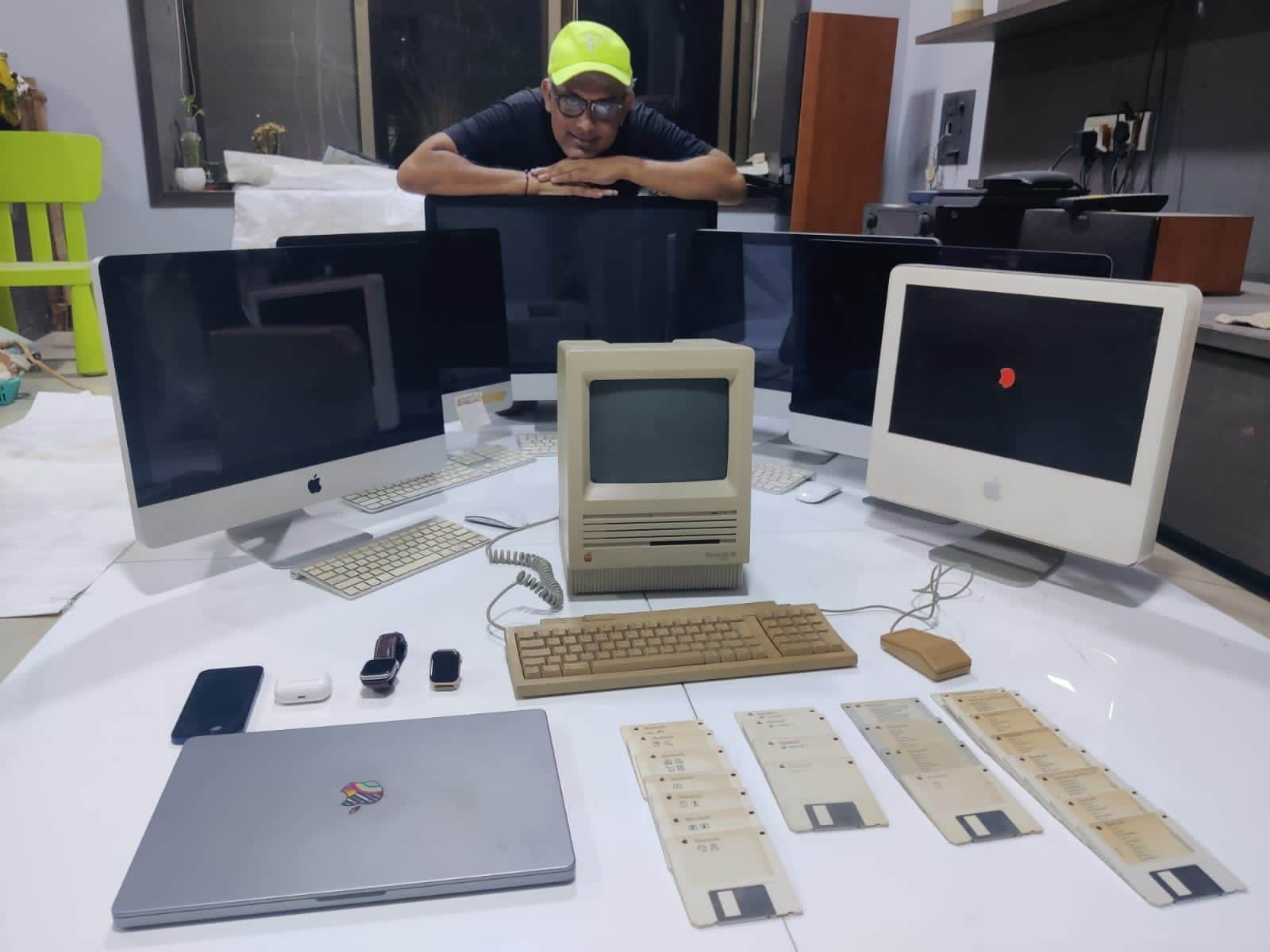 From left: Apple fanatics Purav Mehta and Sajid Moinuddin pose with their 'priceless possessions'; Image: Anshuman Poyrekar/HT via Getty Images