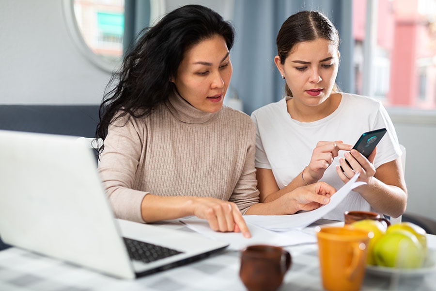 64% of American students say they turn to their parents or relatives for financial advice.
Image: Shutterstock