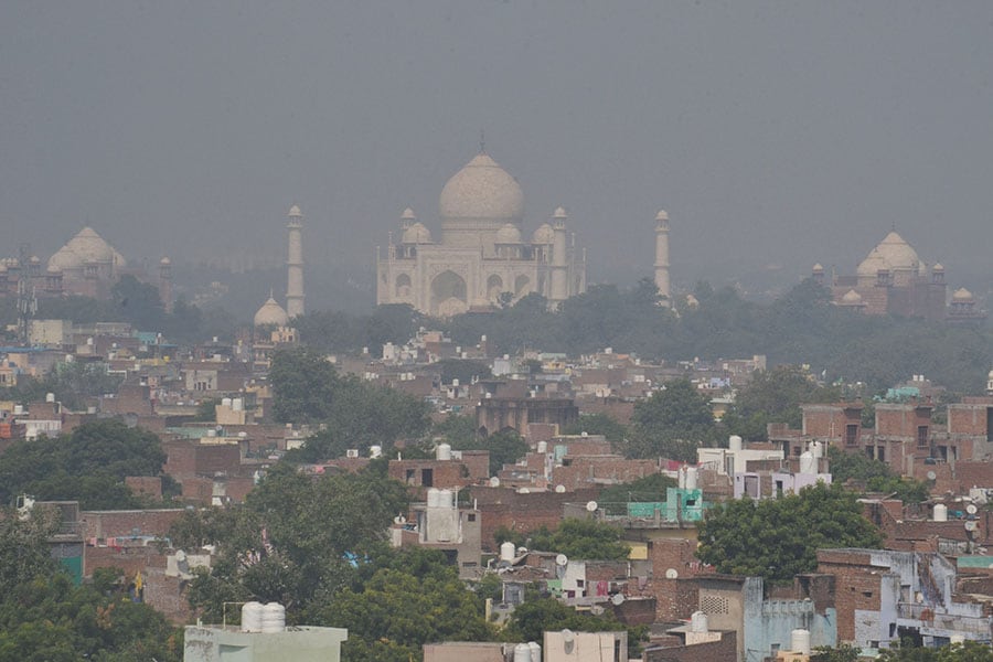 A general view shows the Taj Mahal amid heavy smog conditions in Agra.
Image: Pawan Sharma / AFP 