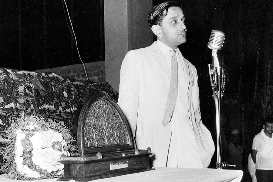 (Clockwise from top) The Sarabhai family; Vikram Sarabhai with son Kartikeya; Mallika (extreme left), Mrinalini, Kartikeya and Vikram (right)
Image: Courtesy Sarabhai Family