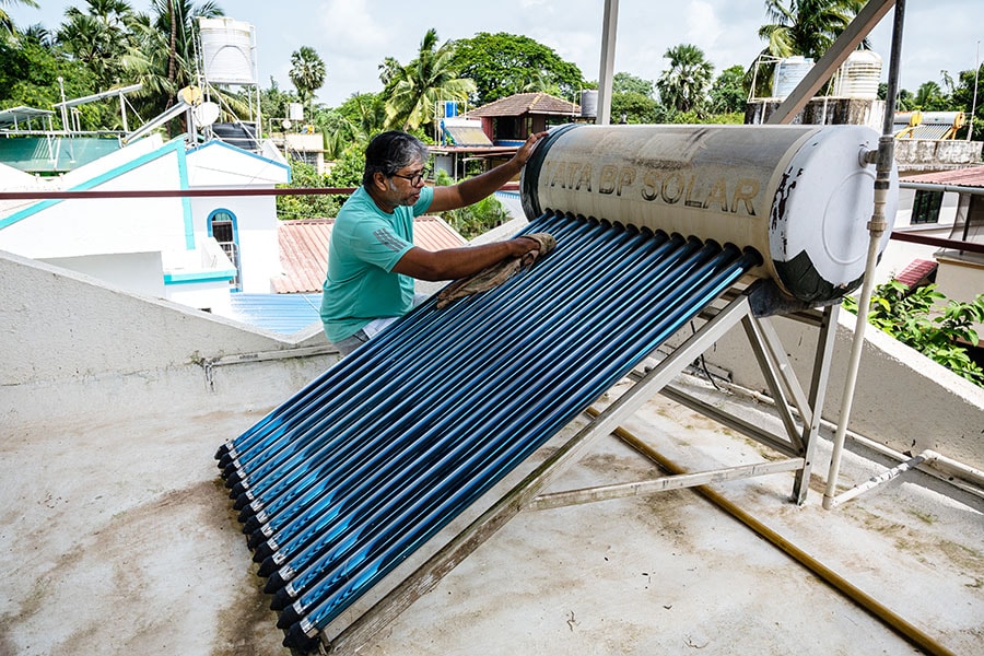 Jibu Thettayil, a resident of Naigaon, shows earthworms, which he feeds to the fish living in his aquaponics setup.