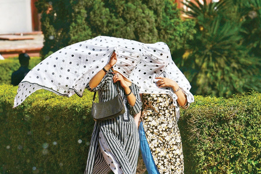 As per IMD, heatwave spells lasting for two to eight days are most likely to affect Andhra Pradesh, Saurashtra-Kutch, Maharashtra and the western regions of Madhya Pradesh in April. Image: Vipin Kumar/Hindustan Times via Getty Images