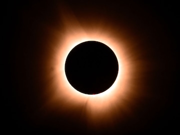 Encircling the dark: Eyecatching photos this week
