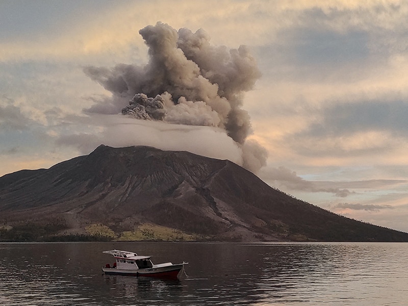 Photo of the Day: Raining molten rocks