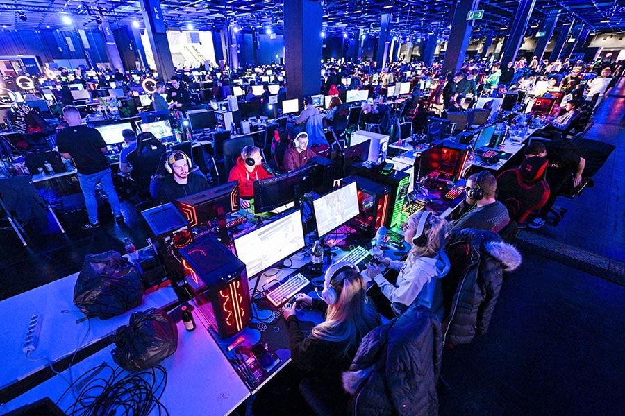 (File) Gamers play video games during the Gamescom LAN event in a hall of the Trade Fair Center in Cologne, western Germany, 16 March 2024. 
Image: Ina Fassbener / AFP 