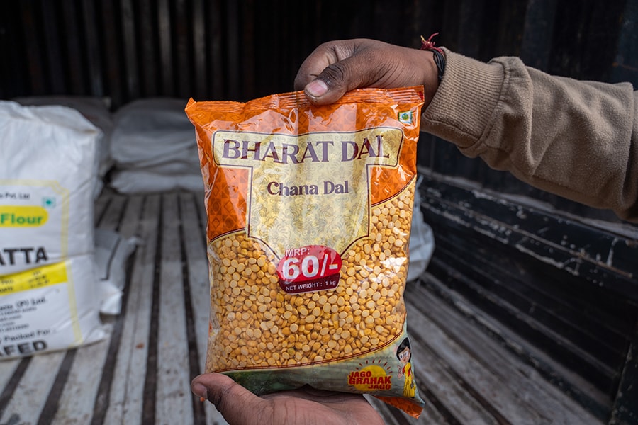 A fair price mobile van shop of the National Agricultural Cooperative Marketing Federation of India Ltd. is selling subsidized Bharat chana dal packets in New Delhi.
Image: Shutterstock