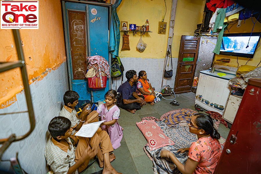 Karuna Patil spends the evening with her family friends in Sanjay Gandhi Nagar, Dharavi, on January 8, 2023. Image: Mexy Xavier