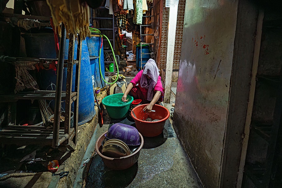 A family of six lives together in a 100-square-foot house in Dharavi. Image: Mexy Xavier