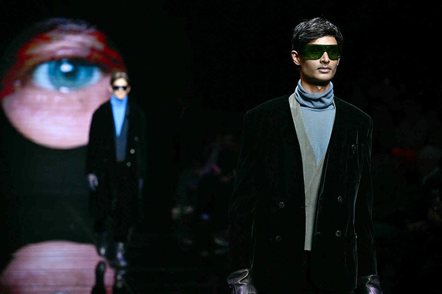 A model walks the runway at the Giorgio Armani collection show during the Milan Fashion Week Menswear Autumn/Winter 2024/2025 on January 15, 2024 in Milan.
Image: Gabriel Bouys / AFP©