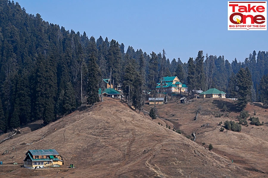 This photograph taken on January 17, 2024, shows snowless ski resorts and ski slopes that are usually covered in snow at this time of the year in Gulmarg, Kashmir. Image: Tauseef Mustafa/AFP 