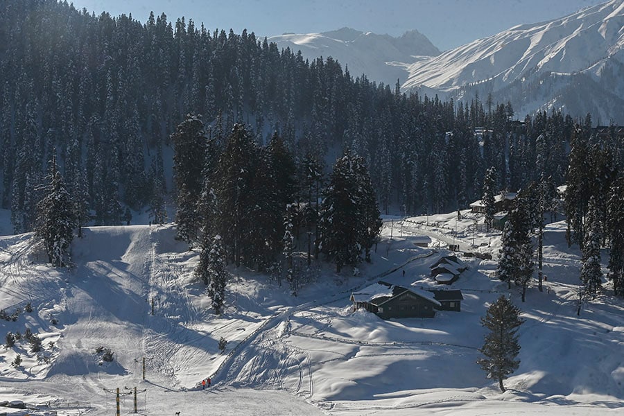 A general view shows snow laden ski resorts in Gulmarg, Kashmir, on January 27, 2022. Image: Tauseef Mustafa/AFP