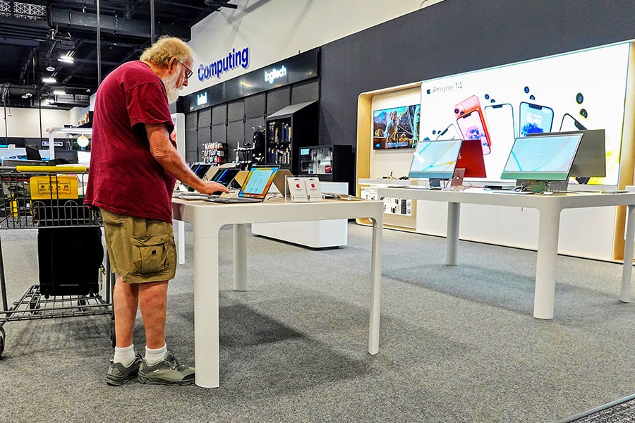 A customer looks at Apple computers on display in an electronics store in Miami, Florida. 
Image: Joe Raedle/Getty Images   