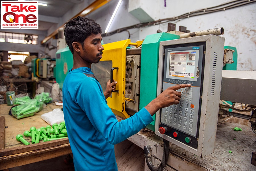 
A worker operates an automatic moulding machine at a plastic product manufacturers factory in New Delhi. 
Image: Pradeep Gaur/SOPA Images/LightRocket via Getty Images 