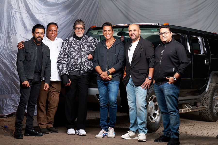 (L to R) Suriya, Ashish Shelar, Amitabh Bachchan, Akshay Kumar, Amol Kale and Suraj Samat.
Image: Avinash Gowarikar