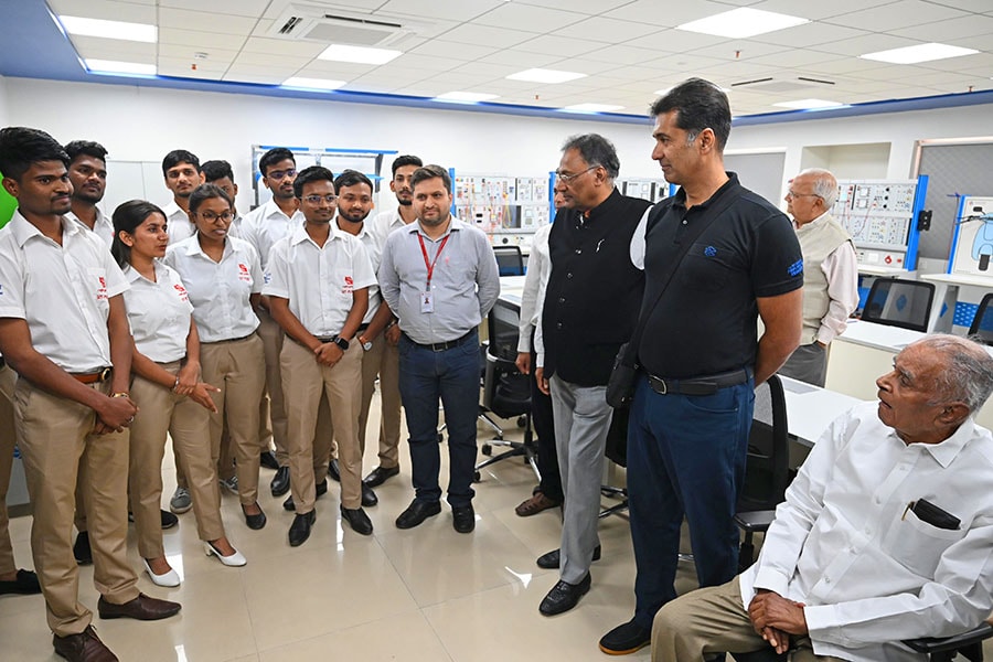 Rajiv Bajaj, MD of Bajaj Auto Ltd, with the students of Symbiosis Institute of Technology and Bajaj Engineering Skills Training (BEST) programme that focuses on enhancing skills relevant to Industry 4.0 among engineering and diploma graduates. Image: Anirudha Karmarkar for Forbes India