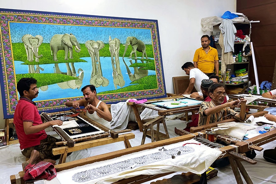 Reshamdozi and Sheesh Mahal techniques flourish in the hands of talented embroiderers at Sham’s Zardozi workshop in Agra.
Image: Veidehi Gite