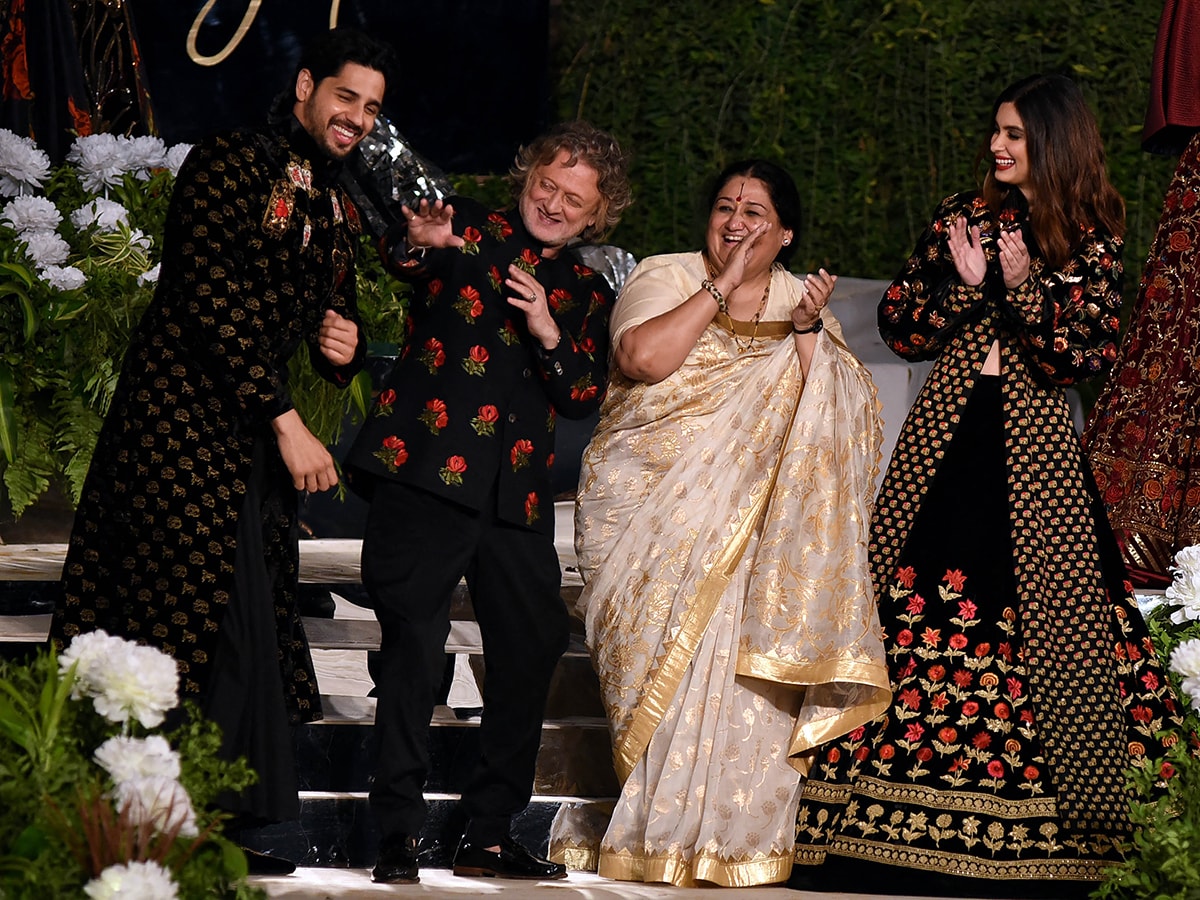 (File) Indian Bollywood actors Siddharth Malhotra (1L), classical singer Shubha Mudgal (2R) and Daina Penty (1R) gesture during a fashion show by designer Rohit Bal at the Blenders Pride Fashion Tour in Mumbai on January 16, 2019. Image: Sujit Jaiswal / AFP