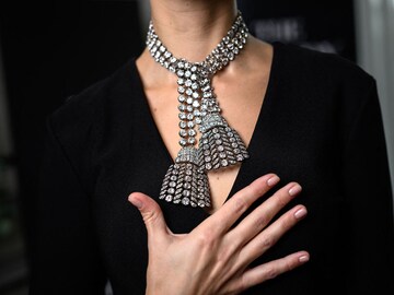 Mysterious diamond-laden necklace fetches $4.8 million in Geneva auction