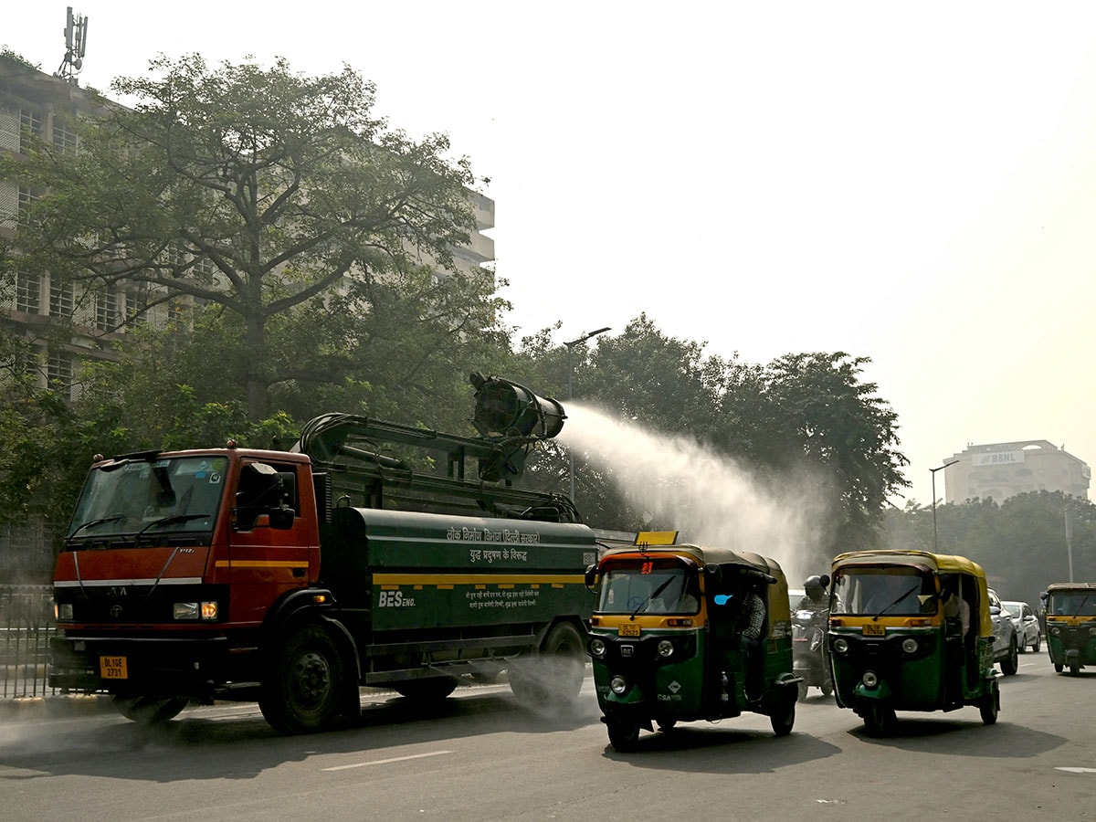 New Delhi chokes as 'hazardous' air pollution returns