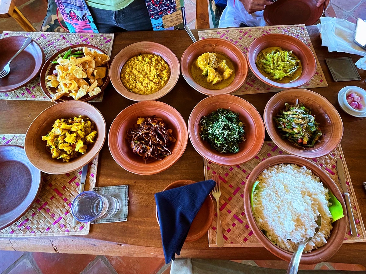 A sumptuous traditional Sri Lankan feast, prepared by the local kitchen staff and the Veddas
Image : Veidehi Gite