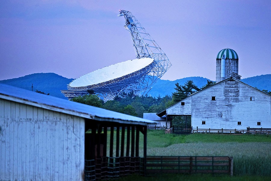 
The Green Bank Telescope, a 100-meter fully steerable radio telescope, is seen near a farm in the Green Bank Observatory in the US National Radio Quiet Zone.
 Image: Brendan Smialowski / AFP©