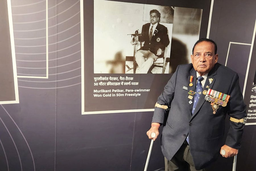 
Murlikant Rajaram Petkar, India’s first Paralympic gold medalist, receives the Padma Shri from President Ram Nath Kovind in 2018
Image: Ajay Aggarwal/Hindustan Times Via Getty Images