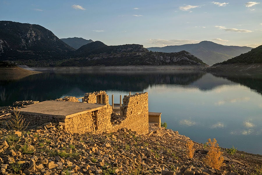 
The remnants of a house that reappeared when the level of the Mornos artificial lake dropped following a drought, near the village of Lidoriki.
Image: Angelos Tzortzinis / AFP©