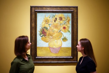 Van Gogh's 'Sunflowers' brought together in London show