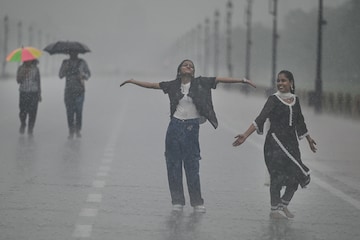 Photo of the day: Dancing in the rain