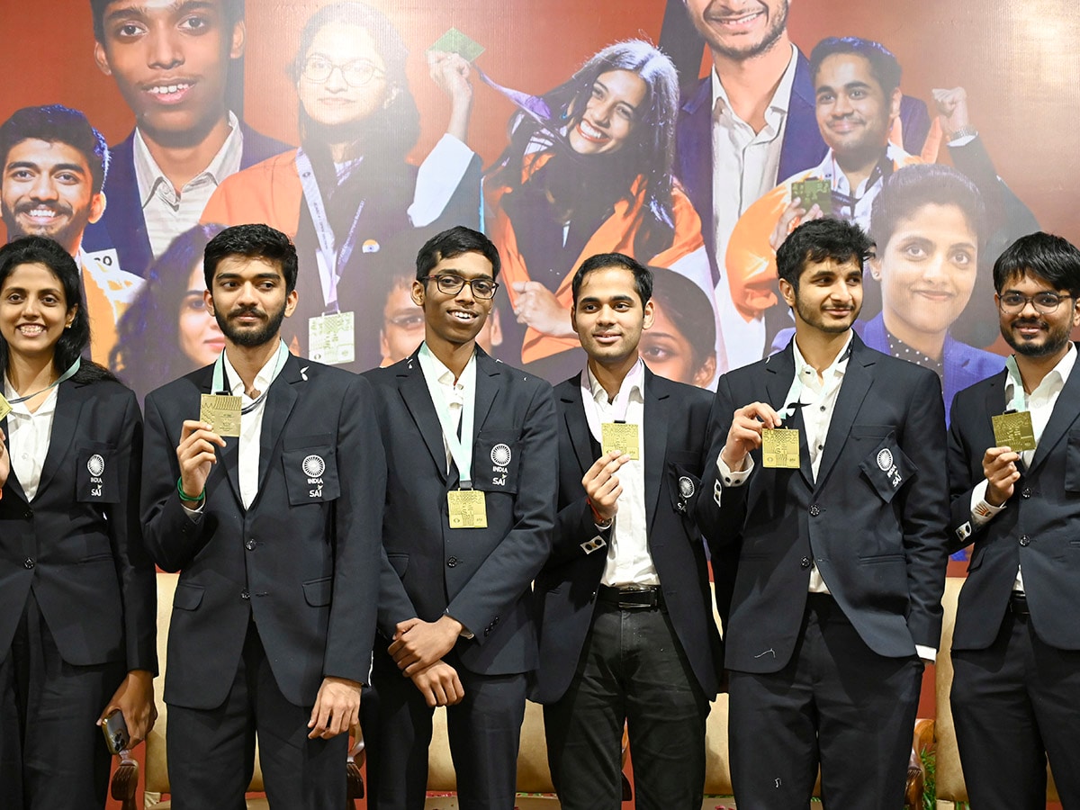 Chess players Srinath Narayanan, Praggnanandhaa R, Gukesh D, Harika Dronavalli and others pose for a picture with their 45th FIDE Chess Olympiad 2024 gold medals. Image: Sanjeev Verma/Hindustan Times via Getty Images