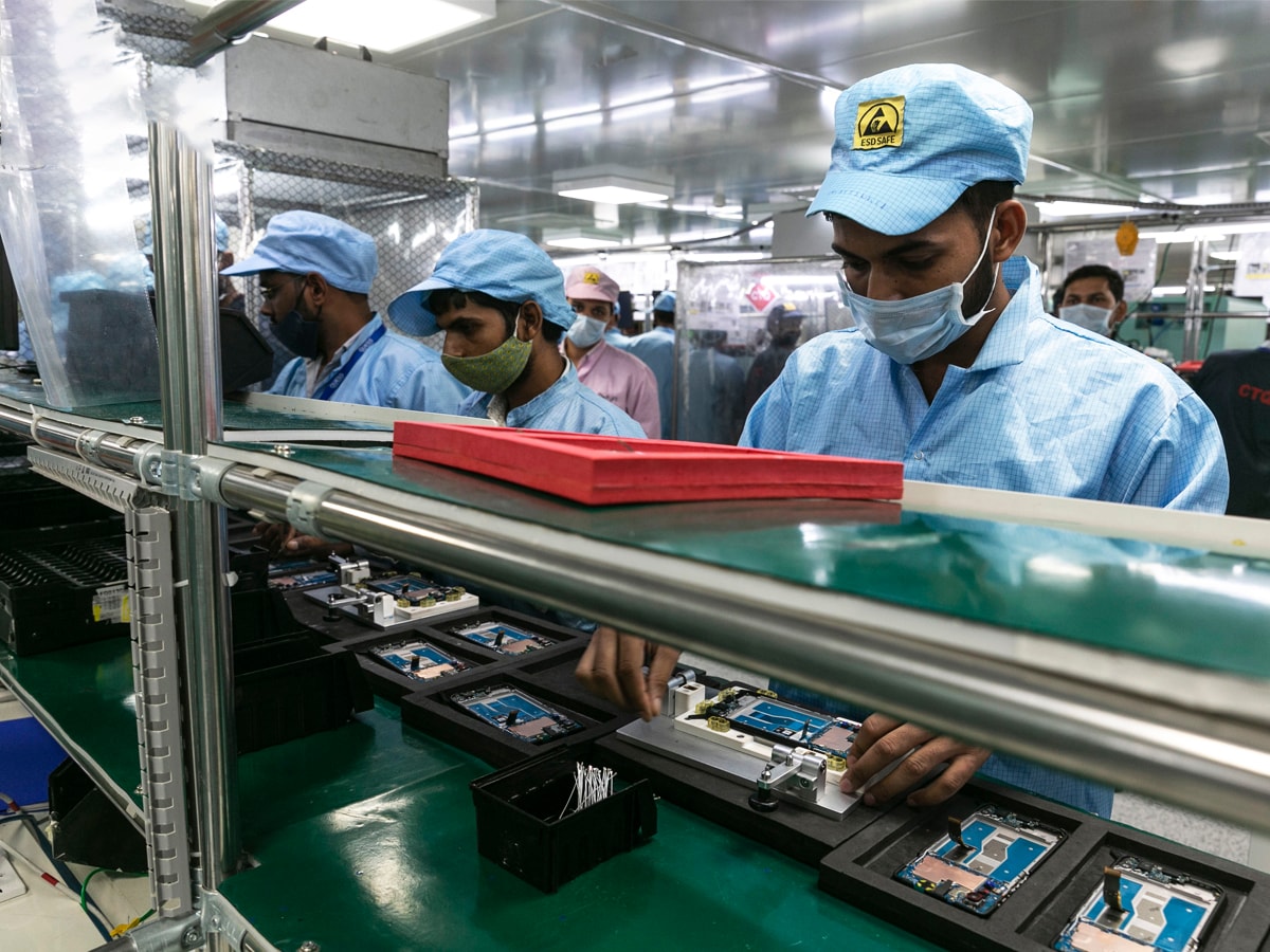 Export of smartphones assembled in India has grown by about 700 percent in FY25 compared to the previous year and now occupies a significant share in US smartphone imports. Photo: Madhu Kapparath