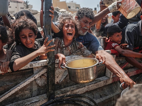 Photo of the day: Relief efforts in Gaza
