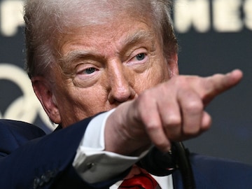 presidentdonaldtrumpsignsexecutiveorder_bg